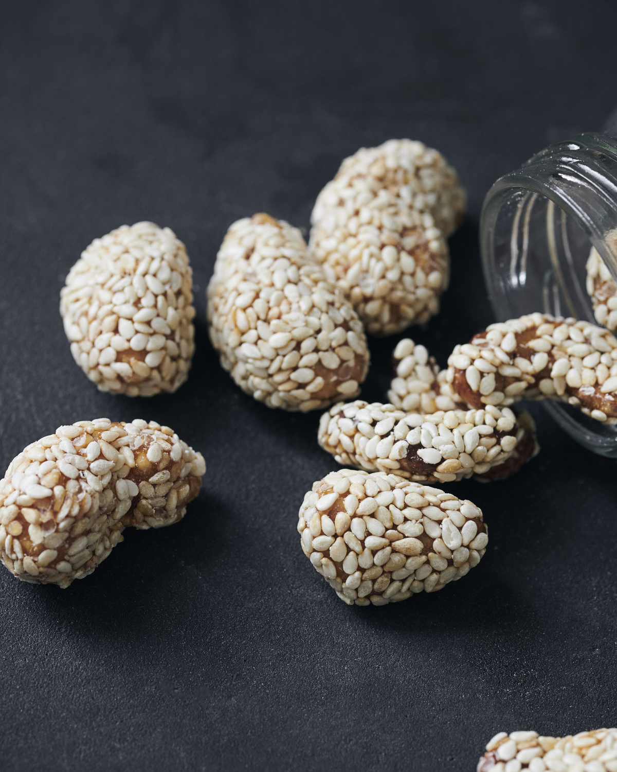 Caramelised almonds, with sesame, 70 g.