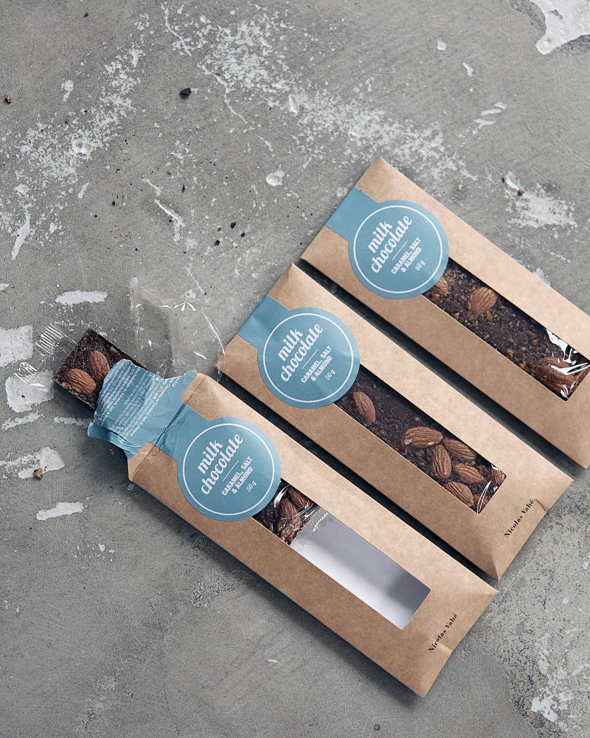 Milk Chocolate – Caramel, Salt & Almonds, 50 g Milk Chocolate - Caramel, Salt & Almonds, 50 g.