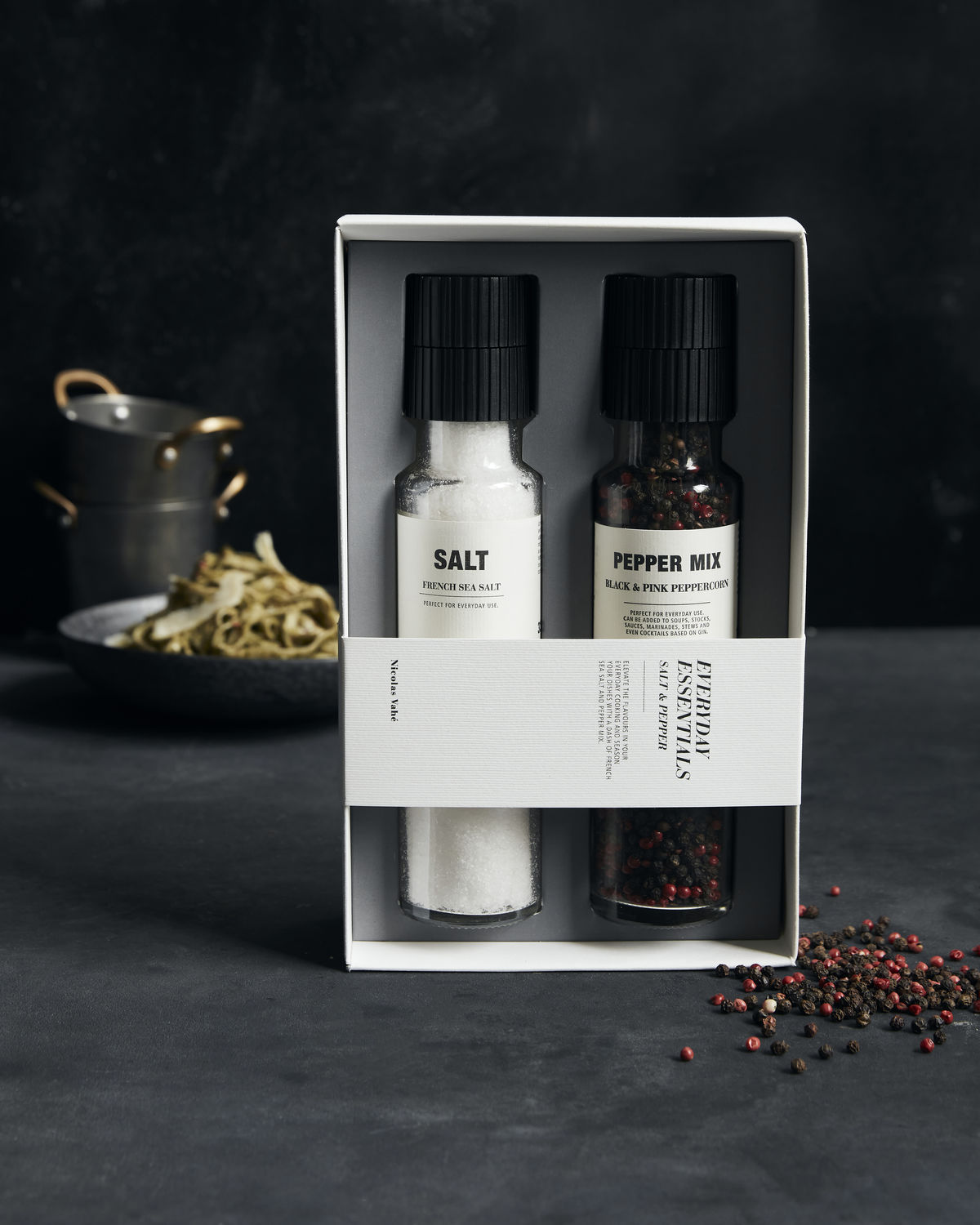 Gift box, Nicolas Vahé Everyday essentials – salt & pepper, 335 g., 140 g Gift box, Nicolas Vahé Everyday essentials - salt & pepper, 335 g., 140 g.