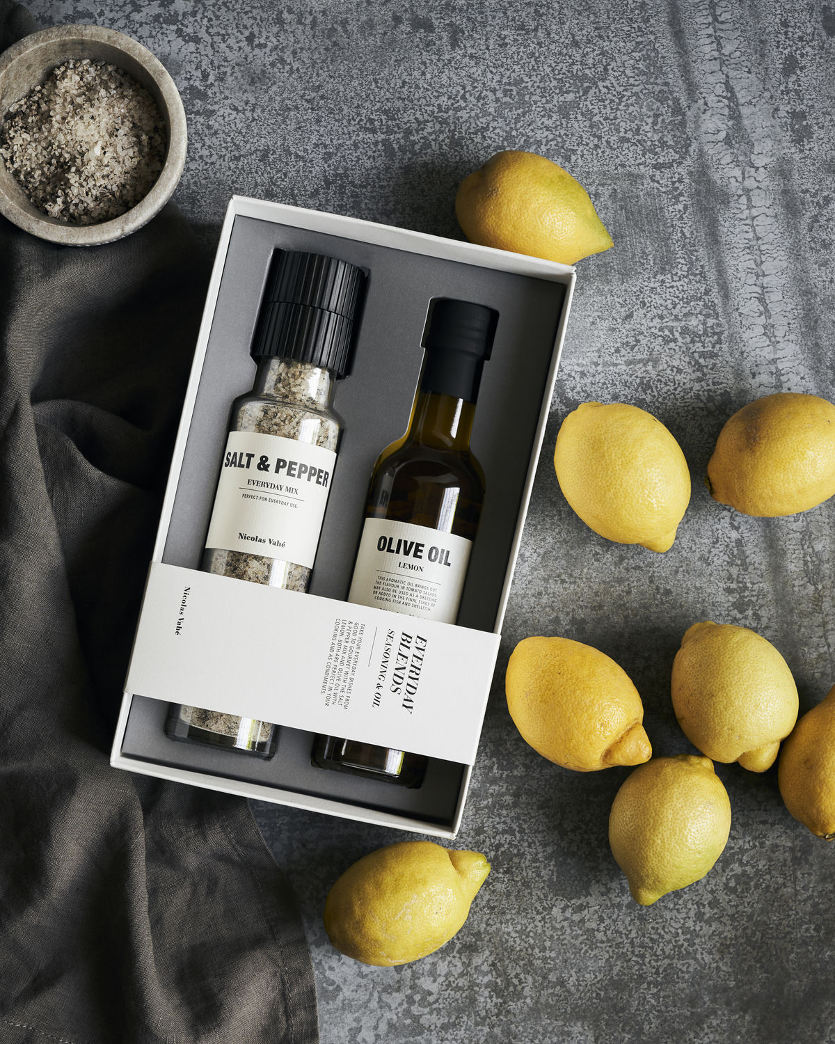 Gift box, Nicolas Vahé Everyday blends – Seasoning & oil, 310 g., 25 cl Gift box, Nicolas Vahé Everyday blends - Seasoning & oil, 310 g., 25 cl.